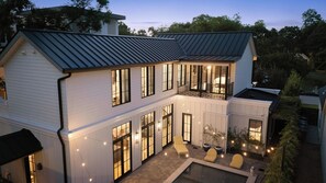 A two-story house with a balcony, large windows, and a swimming pool. - Award Winning. East Austin. Pool. Speakeasy. 1 mi from DT. Events & photoshoots (Austin)