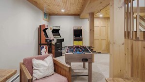 Um quarto com mesa de futebol, mesa de futebol e mesa de futebol.
