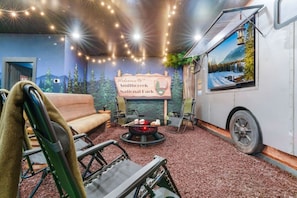 Ein gemütliches Interieur mit einer Couch, einer Feuerstelle und einer aussichtsreichen Wandmalerei.