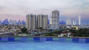 Una piscina al aire libre