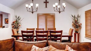 A dining area with a wooden table, chairs, and a chandelier. - Hacienda in Solitude Vineyard by Avantstay Vineyard Views + Patio Paso Robles (Paso Robles)