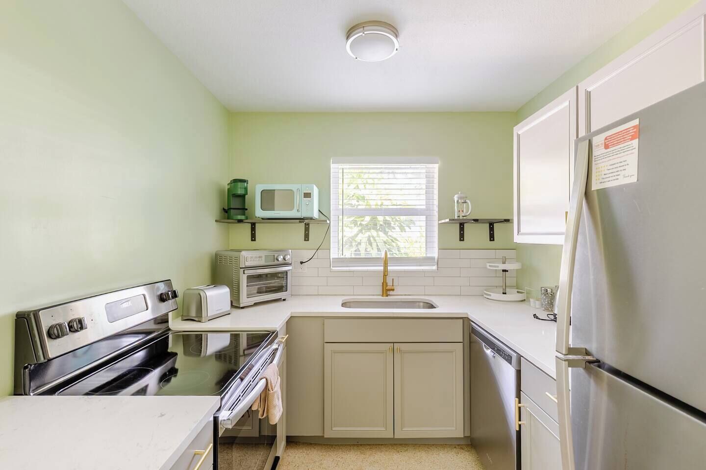 Coffee/tea maker, fridge, microwave, oven