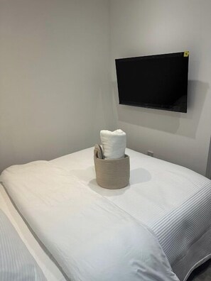 Room - Studio Sleeps 2 with Parking (South Ockendon)