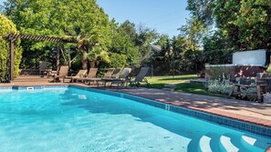 A swimming pool with lounge chairs and a pergola. - Merry Hill by Avantstay Pool + BBQ + Chef's Kitchen Downtown Paso Robles (Paso Robles)