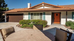 A residential house with a garage, a front porch with chairs, and a small garden. - Merry Hill by Avantstay Pool + BBQ + Chef's Kitchen Downtown Paso Robles (Paso Robles)