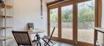 1 Bed Barn - Sleeps 2 - Pool - Garden - Bbq