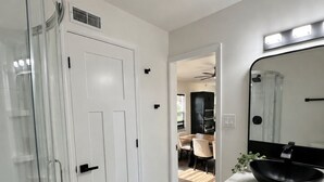 Interior - Spacious 5-bedroom house with AC in beautiful Bellevue (Bellevue)
