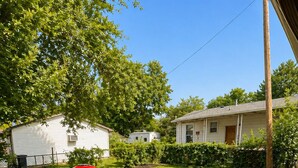 Terrace/patio - Spacious 5-bedroom house with AC in beautiful Bellevue (Bellevue)