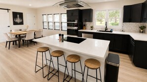 Private kitchen - Spacious 5-bedroom house with AC in beautiful Bellevue (Bellevue)