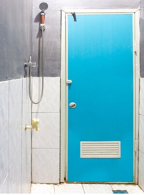 Dusche, Regendusche, kostenlose Toilettenartikel, Handtücher
