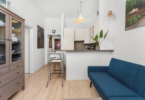 A compact living space with a kitchenette, a dining area, and a seating area. - Kazimierz Riverside Charming Apartment (Kraków)