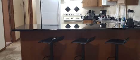 Wasserkocher mit Kaffee-/Teezubehör, Kühlschrank, Mikrowelle, Ofen