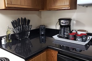 Private kitchen - Husky House! Apt for your group 1.5 mi from Campus (St. Cloud)