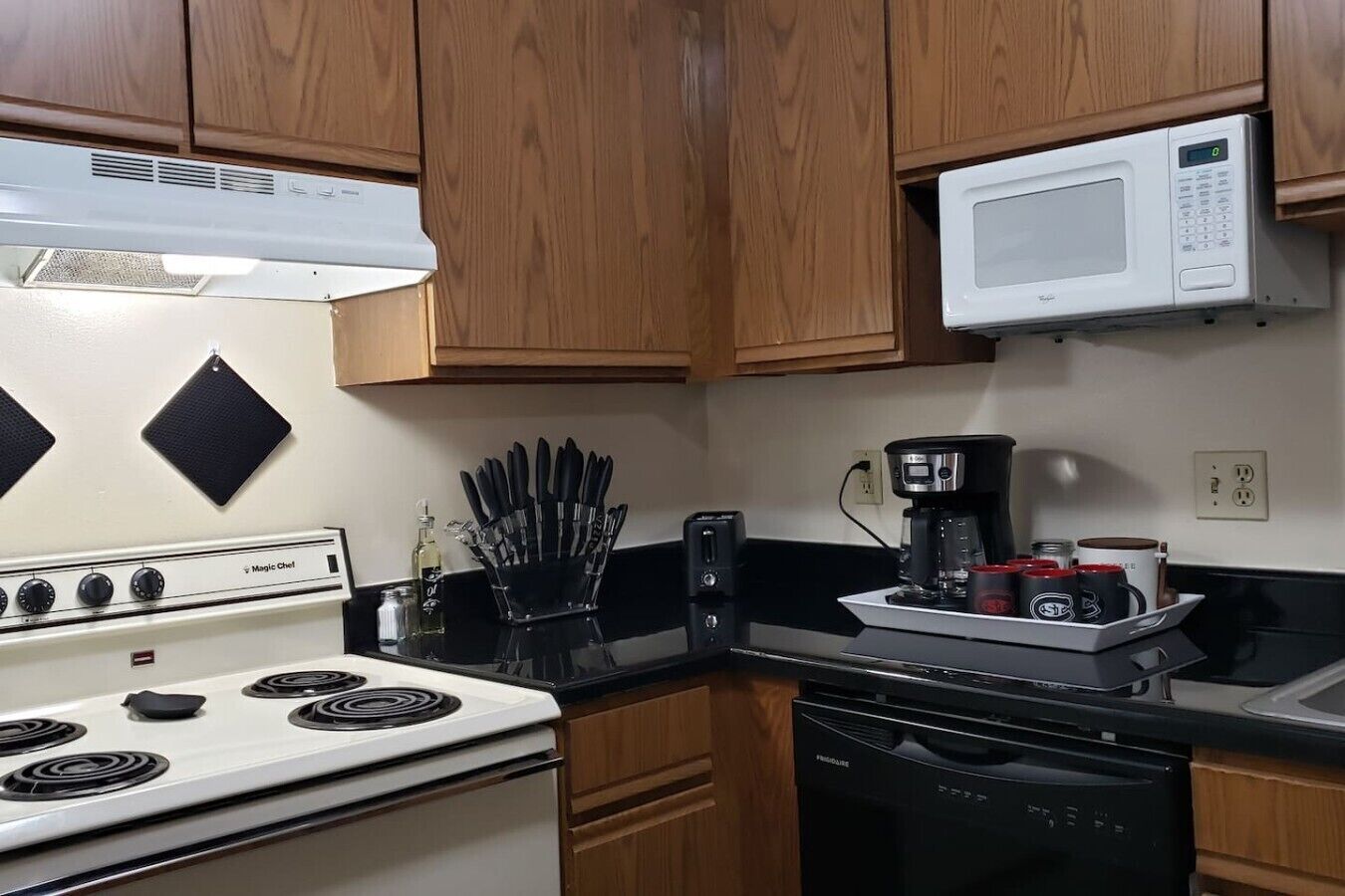 Coffee/tea maker, fridge, microwave, oven