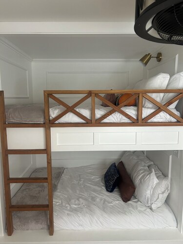     Sleeps 15! Pool, Hot Tub & Sauna.Walk to Downtown