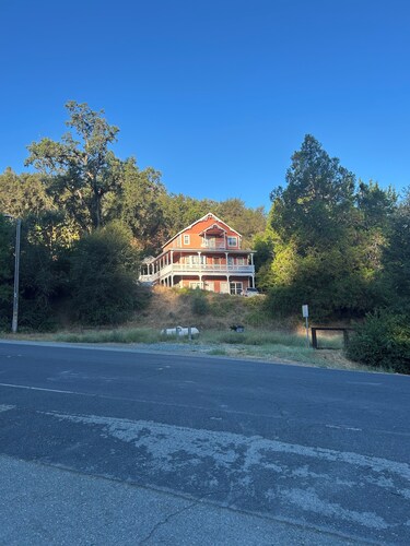     Sleeps 15! Pool, Hot Tub & Sauna.Walk to Downtown