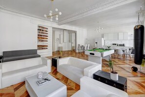 Living area - GuestReady - Apt Spacious for 6 with Pool table (Paris 09 Opéra)