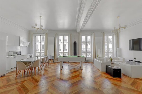 Games room - GuestReady - Apt Spacious for 6 with Pool table (Paris 09 Opéra)