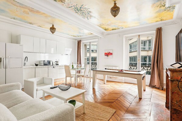 Living area - GuestReady - Apt Spacious for 6-Galeries Lafayette (Paris 08 Élysée)