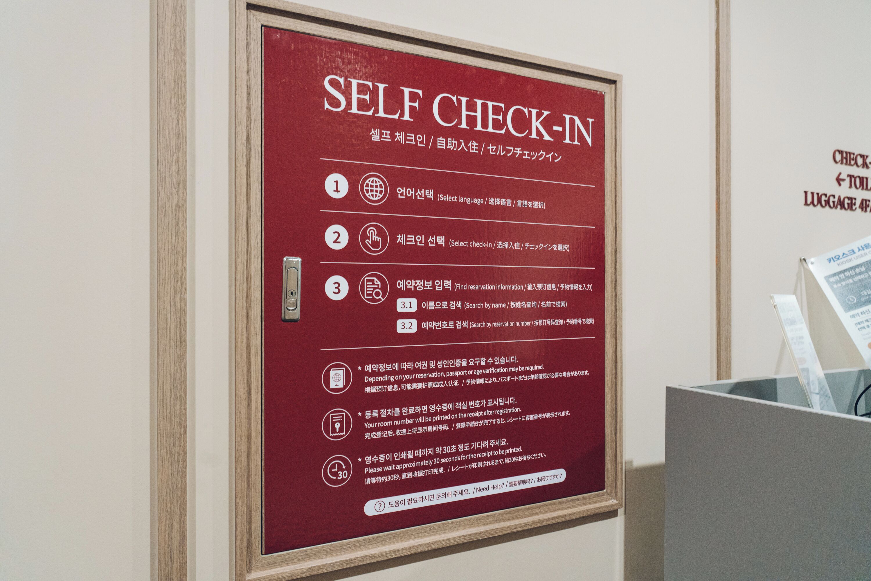 Segnaletica per il check-in automatico con istruzioni in diverse lingue.