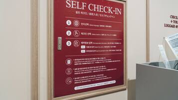 Segnaletica per il check-in automatico con istruzioni in diverse lingue.