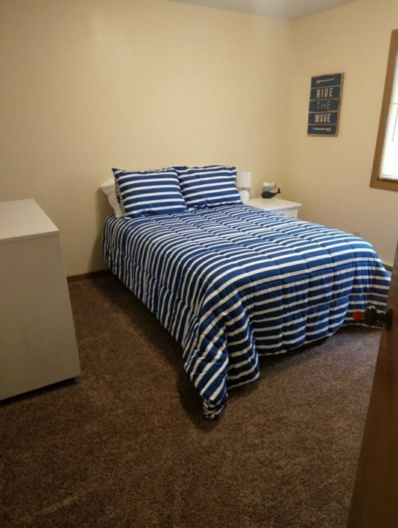 Desk, iron/ironing board, WiFi, bed sheets