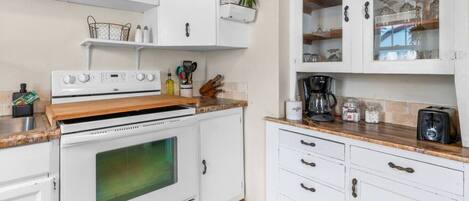 Cafetera y tetera, refrigerador, microondas y horno