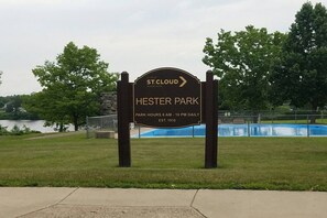 Skilt for Hester Park i St. Cloud, Minnesota, der angiver parkens åbningstider og oprettelsesdato.