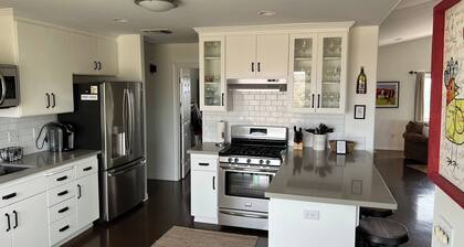 Top of the Hill by Avantstay Vineyard Views + Fire Pit 1 Min to Wine Trail