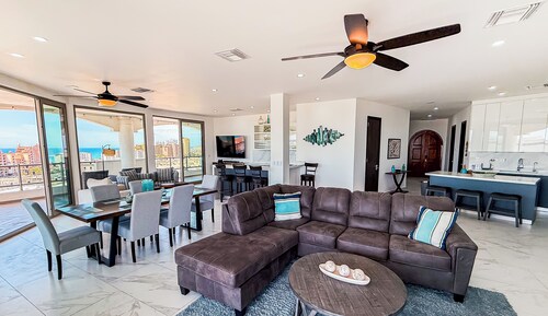 Luxury Beachfront Villa in Sandy Beach - Ocean View - Sleeps 9 Max. Pet-Friendly