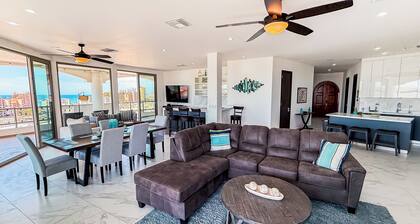 Luxury Beachfront Villa in Sandy Beach - Ocean View - Sleeps 9 Max. Pet-Friendly