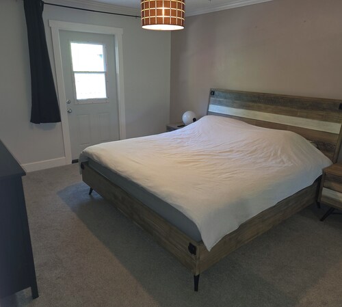5 bedroom house with hot tub in a quiet street