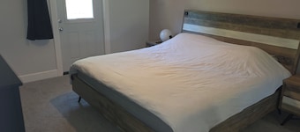 5 bedroom house with hot tub in a quiet street