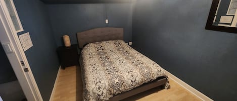 Tabla de planchar con plancha, wifi y ropa de cama