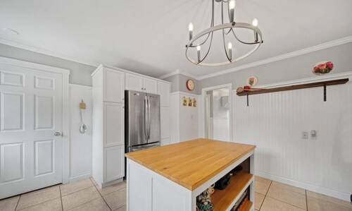 5 bedroom house with hot tub in a quiet street
