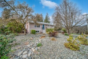 Exterior - 5 bedroom house with hot tub in a quiet street (Sooke)