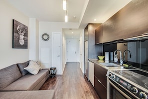 Private kitchen - 🌿|| Cozy+Stylish Suite ||🍄 PRIME Entertainment District @ Spadina & King West! (Toronto)