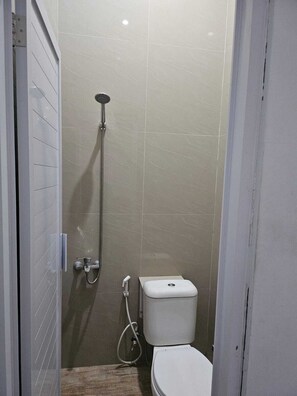 Deluxe Double Room | Bathroom | Shower, rainfall showerhead, free toiletries, towels - Hotel O near Mitra Plumbon Hospital (Cirebon)
