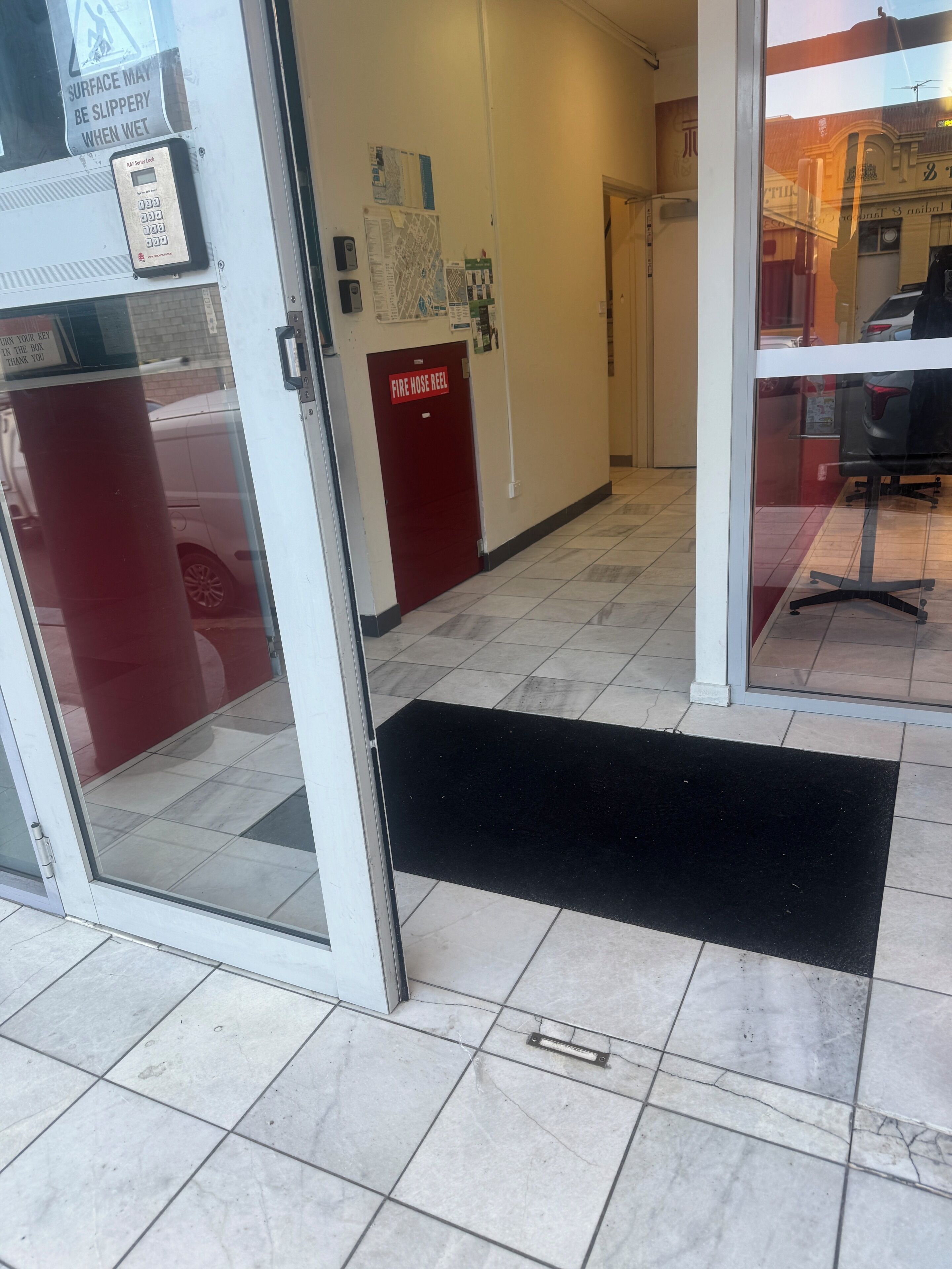 Estúdio, sacada, vista para a cidade | Detalhe da fachada