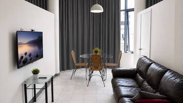 Family Studio, City View | Living area