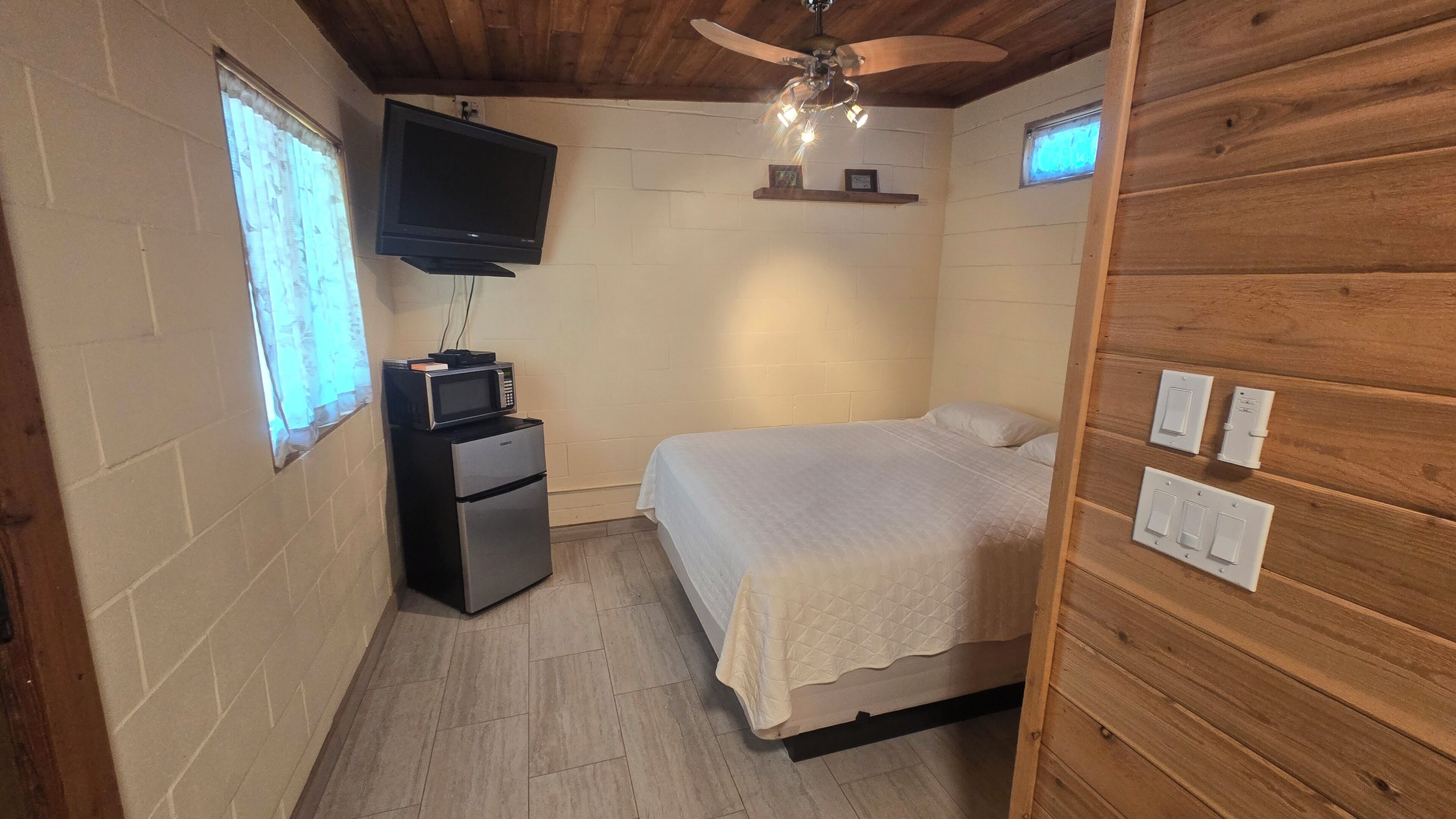 1 bedroom, desk, travel crib, bed sheets