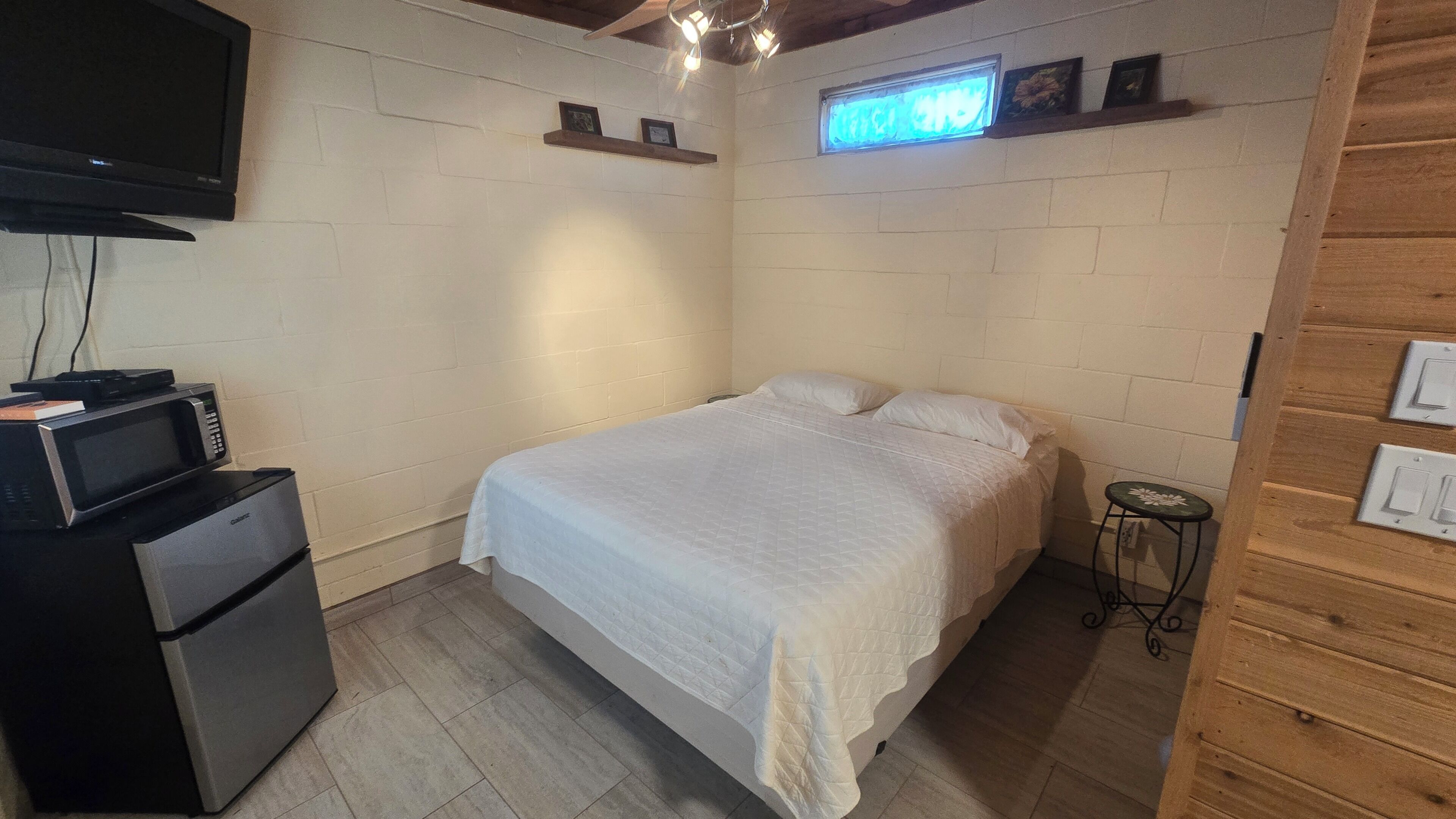 1 bedroom, desk, travel cot, bed sheets