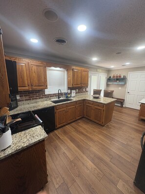 Private kitchen - The Perfect Oxford Escape- 4BR Home, 10 Minutes to Football & The Square (Oxford)