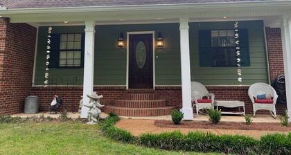 The Perfect Oxford Escape- 4BR Home, 10 Minutes to Football & The Square