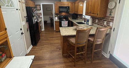 The Perfect Oxford Escape- 4BR Home, 10 Minutes to Football & The Square