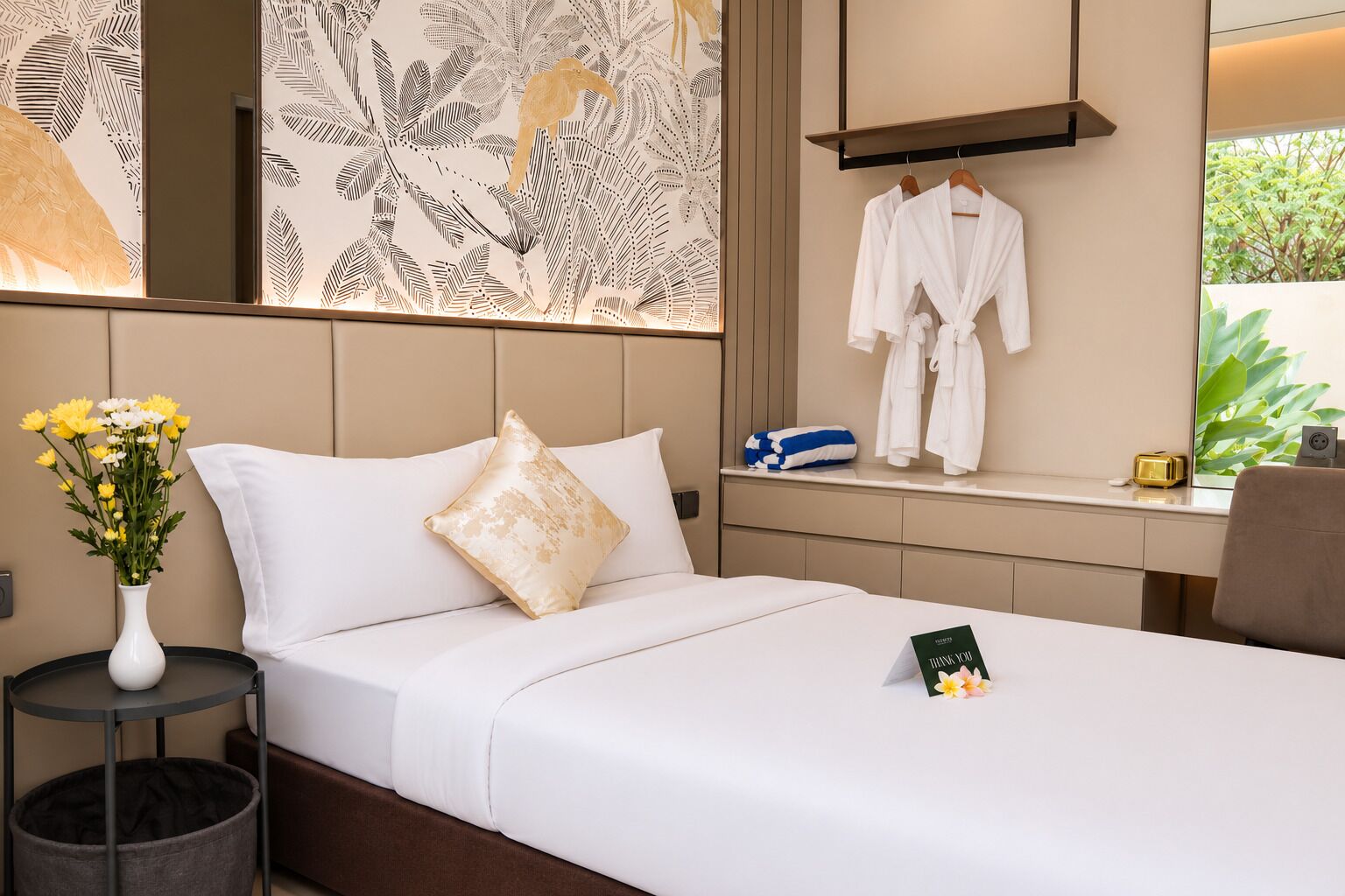 In-room safe, desk, bed sheets