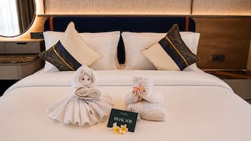 In-room safe, desk, bed sheets