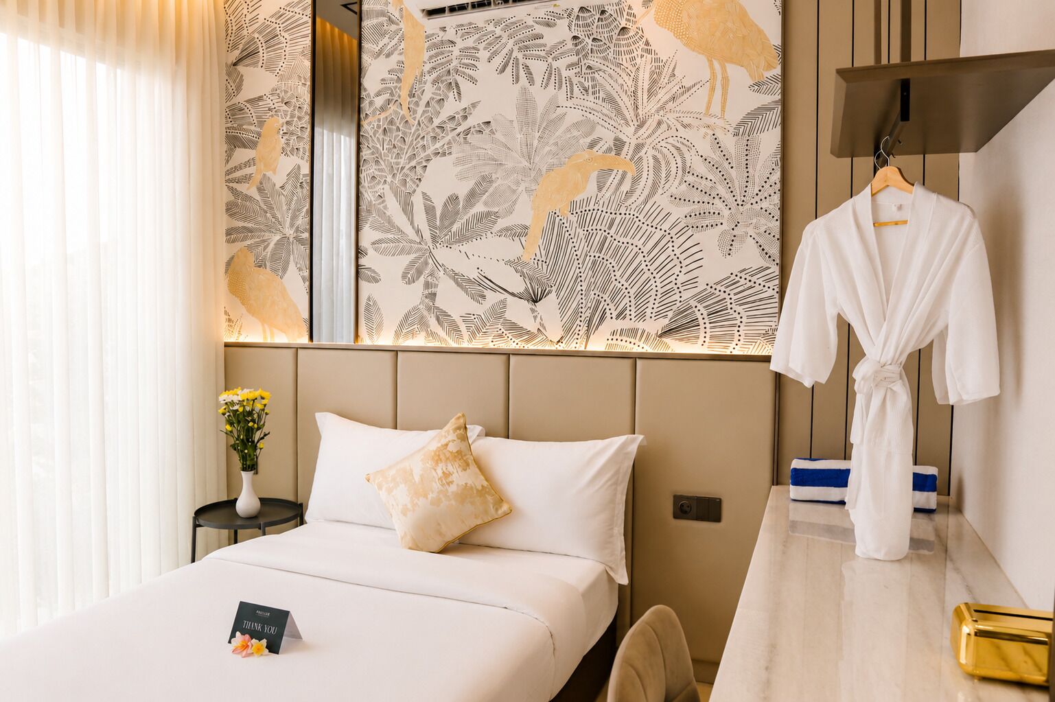 In-room safe, desk, bed sheets
