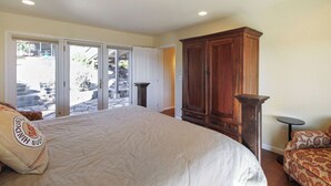 A bedroom with a large bed, a wooden wardrobe, and a small table. - Peachy Canyon Place by Avantstay Vineyard Deck Views Near Wineries (Paso Robles)