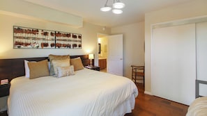 A hotel room with a large bed, a nightstand, a bedside table with a lamp, a chair, and a wardrobe. - Peachy Canyon Place by Avantstay Vineyard Deck Views Near Wineries (Paso Robles)
